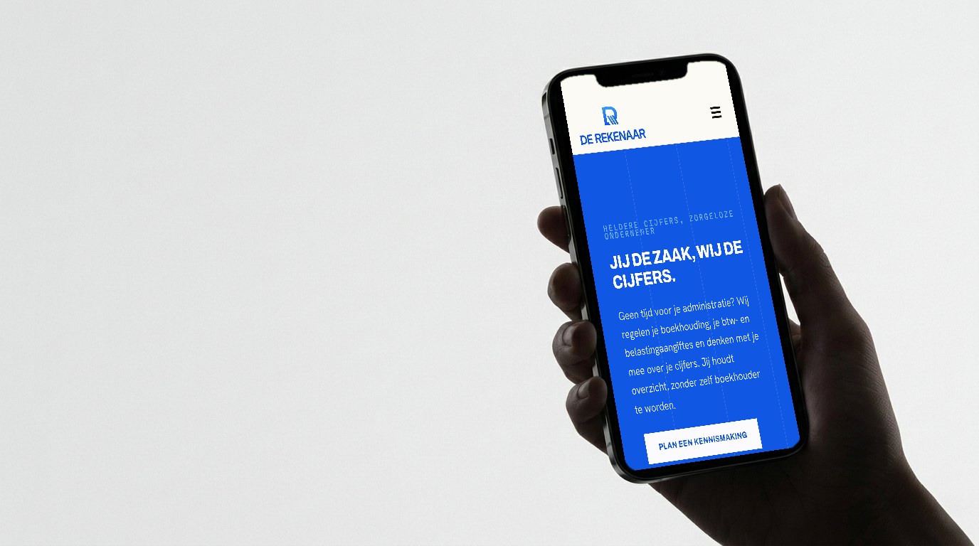Hand houdt een telefoon met de nieuwe site van De Rekenaar