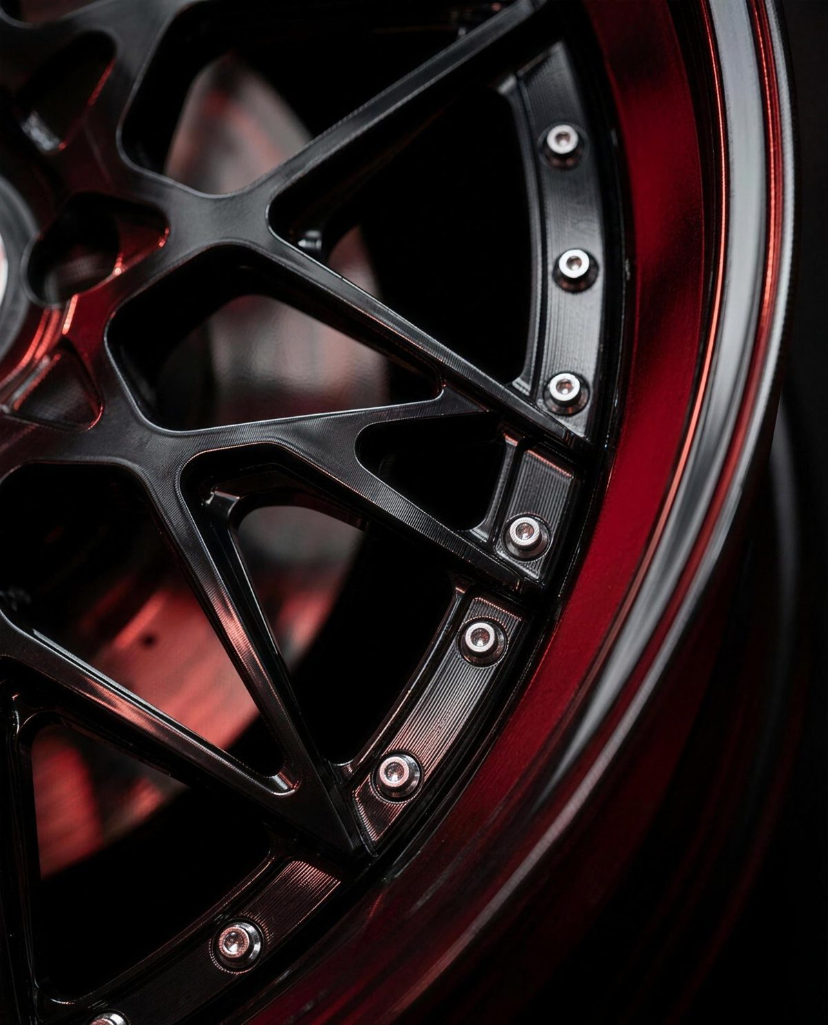 Close-up van een gesmede velg van RPM Forged, zwart met rood licht