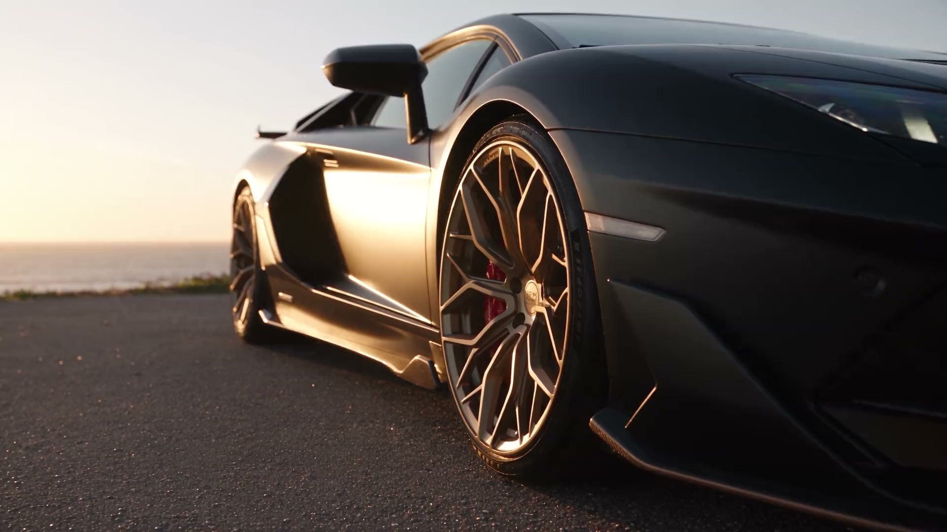 Lamborghini Aventador op RPM Forged-velgen bij zonsondergang